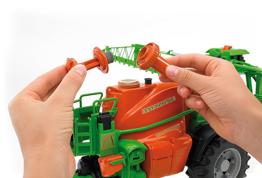 AMAZONE TRAILED FIELD SPRAYER