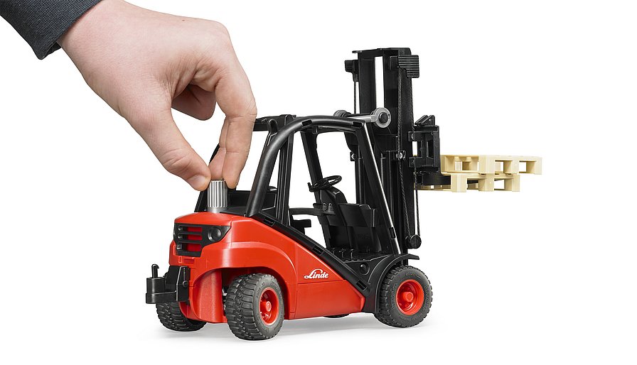 LINDE FORKLIFT WITH TWO PALLETTS